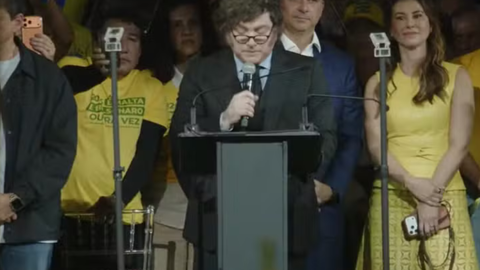 Flávio Bolsonaro e Javier Milei durante a convenção nacional do PL que oficializou a candidatura do senador à Presidência da República, neste sábado, em São Paulo. - Imagem: Reprodução
