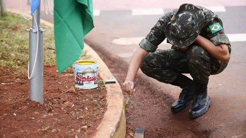 A medalha 'Não Fizeram Mais Que a Obrigação' é interpretada como uma ironia que desmerece a responsabilidade constitucional dos militares. - Imagem: Reprodução | Marcos Ermínio / Midiamax