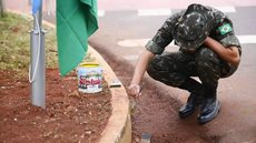 A medalha 'Não Fizeram Mais Que a Obrigação' é interpretada como uma ironia que desmerece a responsabilidade constitucional dos militares. - Imagem: Reprodução | Marcos Ermínio / Midiamax