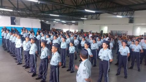 O STF, em sessão plenária, ratificou a decisão de Gilmar Mendes que revogou a suspensão das escolas cívico-militares - Imagem: Divulgação / Prefeitura de Taubate