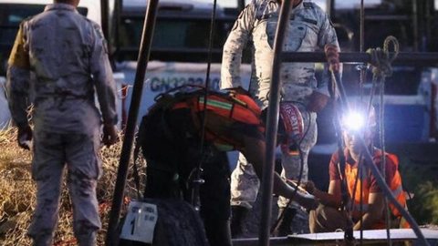 Equipes de resgate trabalham no poço de uma mina de carvão que desabou deixando mineiros presos, em Sabinas, estado de Coahuila, México. - Imagem: Reprodução | G1