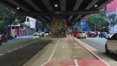Com a nova estrutura, o espaço sob o Minhocão terá ciclovias reconfiguradas e um canteiro central reduzido para melhor aproveitamento. - Imagem: Reprodução | TV Globo