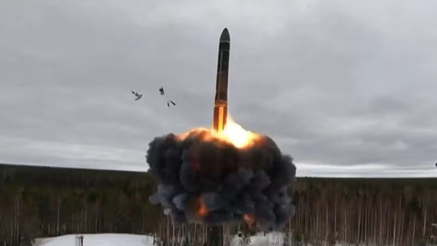 Explosões iluminam o céu de Kiev após ataque russo com mísseis supersônicos durante ofensiva aérea de larga escala - Imagem: Reprodução/X