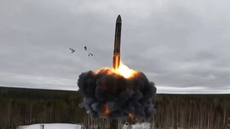 Explosões iluminam o céu de Kiev após ataque russo com mísseis supersônicos durante ofensiva aérea de larga escala - Imagem: Reprodução/X