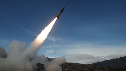 Testes e produção de mísseis ganham ritmo acelerado nos EUA em meio à escalada da guerra no Oriente Médio. - Imagem: John Hamilton/U.S. Army via AP, File