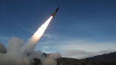 Testes e produção de mísseis ganham ritmo acelerado nos EUA em meio à escalada da guerra no Oriente Médio. - Imagem: John Hamilton/U.S. Army via AP, File