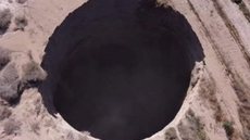 Cratera surgiu com 32 metros de largura e 64 metros de profundidade e continua aumentando - imagem: reprodução Instagram @jornalciencia