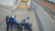 As investigações seguem em andamento para esclarecer todos os detalhes do crime e localizar o segundo envolvido - Imagem: Reprodução/Câmera de Segurança
