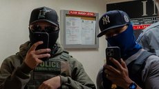 O sistema Mobile Fortify permite que agentes realizem verificações sem supervisão, gerando debates sobre ética e segurança de dados - Imagem: Reprodução / NYT / O Globo