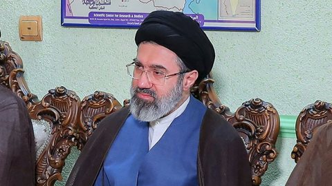 Novo líder do Irã ameaça atacar bases dos EUA e manter bloqueio estratégico. - Imagem: KHAMENEI.IR / AFP