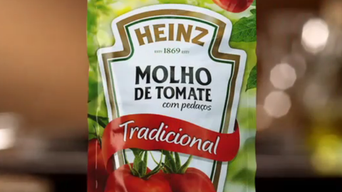 Uma mulher expôs fotos de um 'corpo estranho' que encontrou no molho de tomate da marca Heinz. - Imagem: reprodução I Instagram @heinz_br