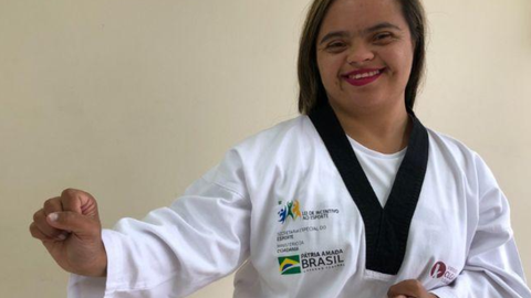 Mônica Rocha é a primeira mulher com Síndrome de Down que conquistou a faixa preta de Taekwondo no Brasil. - Imagem: reprodução I SBT News