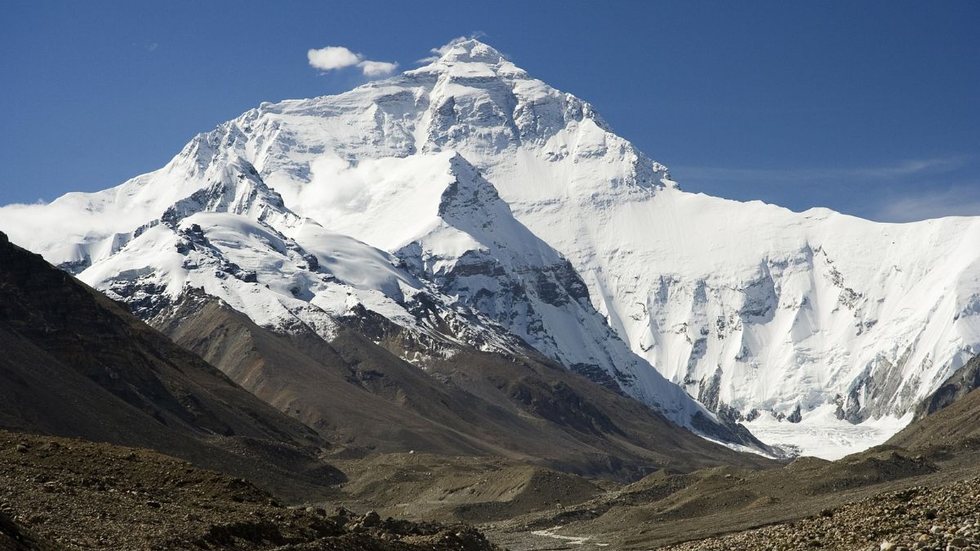 Helicóptero turístico cai a caminho do Monte Everest e deixa seis mortos - Imagem: reprodução Canva