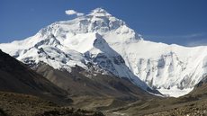 Helicóptero turístico cai a caminho do Monte Everest e deixa seis mortos - Imagem: reprodução Canva