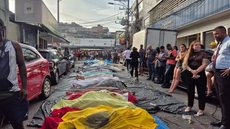 Corpos são levados para praça na Penha, na Zona Norte do Rio de Janeiro - Imagem: Reprodução / Betinho Casas Novas / g1