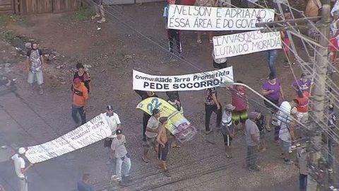 Protesto contou com a presença de pelo menos dez viaturas da Polícia Militar - Imagem: Reprodução / TV Globo