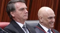 Bolsonaro e Moraes durante a cerimônia no Tribunal Superior Eleitoral - Imagem: Divulgação / Antonio Augusto / Secom / TSE