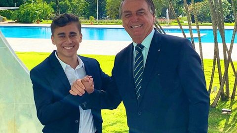 O deputado Nikolas Ferreira, que fez caminhada de Minas a Brasília em apoio a Bolsonaro, foi autorizado a visitá-lo na prisão. - Imagem: Reprodução/Redes Sociais.