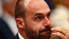 Eduardo Bolsonaro é acusado de tentar interferir em investigações sobre golpe de Estado, enquanto Jair Bolsonaro enfrenta 27 anos de prisão - Imagem: Reprodução/X @updatecharts