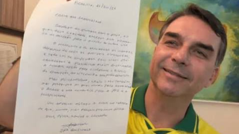 Flávio Bolsonaro divulgou nas redes sociais uma carta escrita por Jair Bolsonaro, fato que levou o ministro Alexandre de Moraes a suspender as visitas entre pai e filho por 90 dias - Imagem: Reprodução