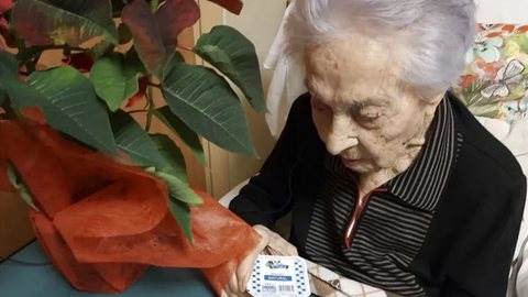 Morre a pessoa mais velha do mundo, aos 117 anos - Imagem: Reprodução / X / @MariaBranyas112