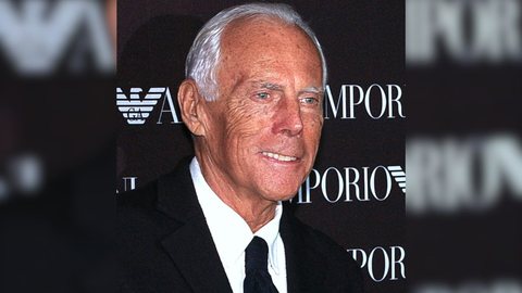 Com 50 anos de história, a marca Armani continua a influenciar a moda global - Imagem: Reprodução / Wikipédia / Jan Schroeder