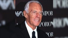 Com 50 anos de história, a marca Armani continua a influenciar a moda global - Imagem: Reprodução / Wikipédia / Jan Schroeder