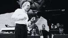 Nascido em Buenos Aires, Schifrin se destacou no jazz e na música clássica - Imagem: Reprodução / Wikipédia / Alexi