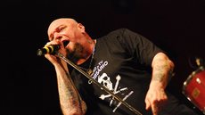 Morre Paul Di’Anno, ex-vocalista do Iron Maiden, aos 66 anos - Imagem: Reprodução / X / @13isLucky13