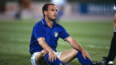 Morre Totò Schillaci, artilheiro italiano conhecido como o “herói das noites mágicas” - Imagem: Reprodução / BlueSky / @futnostalgico.eclipseroad.com‬