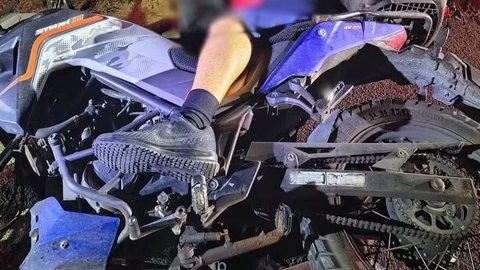 A moto de Flávio Roberto Soares Carvalho foi encontrada no local do crime. - Imagem: Polícia Militar Rodoviária de SP