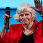 Com longa trajetória política, Ann Widdecombe também atuou como apresentadora e comentarista de TV - Imagem: Reprodução