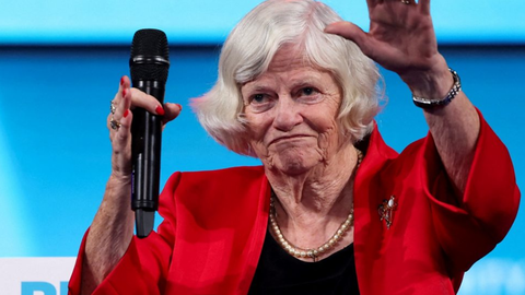 Com longa trajetória política, Ann Widdecombe também atuou como apresentadora e comentarista de TV - Imagem: Reprodução