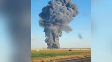 Uma fazenda no Texas (EUA), milhares de cabeça de gado foram mortas depois que aconteceu uma explosão seguida de um incêndio. - Imagem: reprodução I CNN Brasil