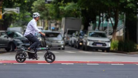 A fiscalização em São Paulo começará em janeiro, com o Detran exigindo documentos que comprovem a categoria e potência dos veículos - Imagem: Reprodução | O Globo