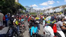 Protesto também critica a exigência de cursos obrigatórios, que dificultam a permanência de muitos profissionais na atividade - Imagem: Reprodução / Redes Sociais