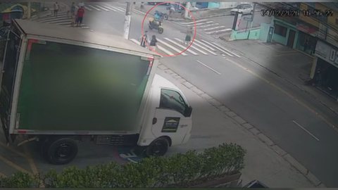 Imagens de câmeras de segurança flagraram o momento em que uma idosa é atropelada - Imagem: Reprodução / Câmera de Segurança