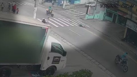 Câmeras flagraram o momento em que motociclista empinando a moto atropela mulher na faixa de pedestres, em Americanópolis, e foge sem prestar socorro. - Imagem: Reprodução