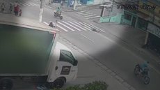 Câmeras flagraram o momento em que motociclista empinando a moto atropela mulher na faixa de pedestres, em Americanópolis, e foge sem prestar socorro. - Imagem: Reprodução