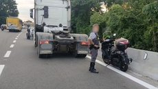 Motociclista morre após acidente com carreta no litoral de SP - Imagem: Reprodução / CCI Artesp