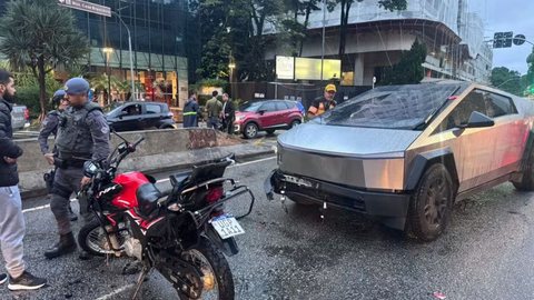 Motociclista morre após colisão com Tesla em SP - Imagem: Reprodução / Rafael Castro / TV Globo