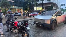 Motociclista morre após colisão com Tesla em SP - Imagem: Reprodução / Rafael Castro / TV Globo