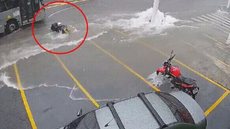 Motociclista é arrastado pela enchente na Zona Leste - Imagem: Reprodução | G1