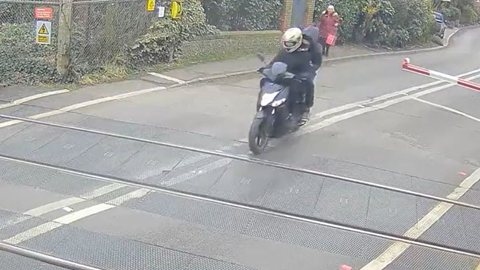 O motociclista e a pessoa em sua garupa estavam andando em alta velocidade por West Sussex, região localizada no sudeste da Inglaterra - Imagem: reprodução/Twitter