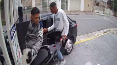 Motocicleta usada no crime foi apreendida e constatou-se que era furtada; dupla de assaltantes permanece foragida - Imagem: Reprodução / Câmera de Segurança