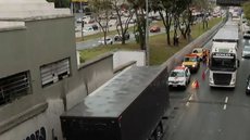 Motorista fica ferido em grave acidente entre caminhões na Tietê - Imagem: Reprodução / TV Globo