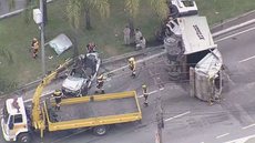 Corpo de Bombeiros resgatou o motorista; CET trabalha para liberar a pista - Imagem: Reprodução / TV Globo