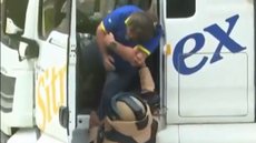 Momento que motorista e retirado de carreta - Imagem: Reprodução / TV Globo