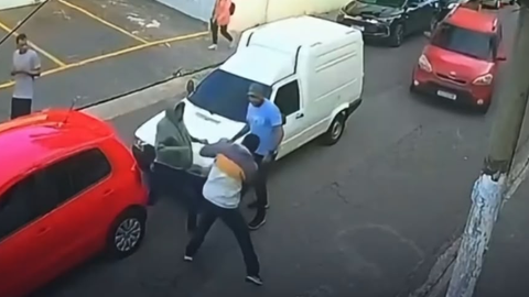 Vítima foi cercada e agredida após acidente de trânsito na capital - Imagem: Reprodução