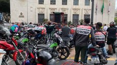Disputa judicial entre empresas de aplicativos e a prefeitura suspendeu a oferta de mototáxi, gerando protestos e novas propostas na Câmara. - Imagem: Reprodução | O Globo